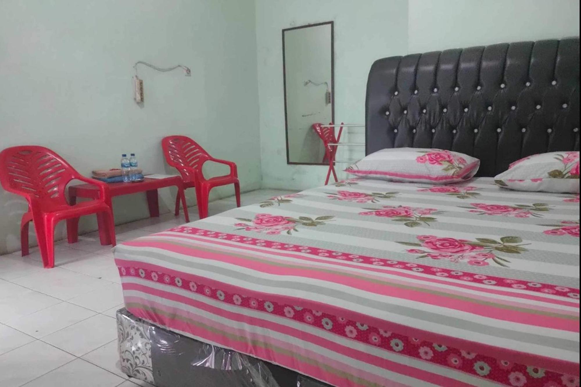 Oyo 93268 Maradona Hotel